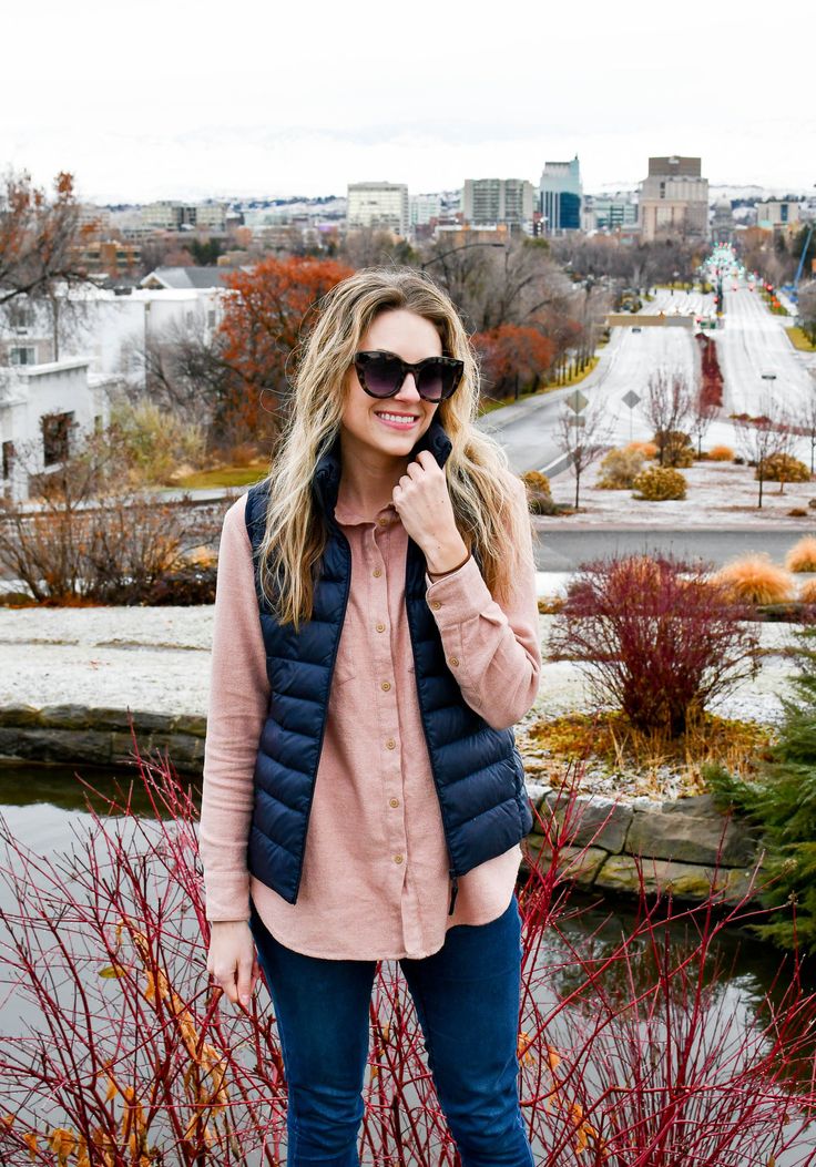 Pink Flannel Outfit, Outfit With Flannel, Outfit With Vest, Things To Do In Idaho, White Striped Shirt Outfit, Light Pink Vest, Jean Shirt Outfits, Casual Chic Fall Outfits, Pink Flannel Shirt