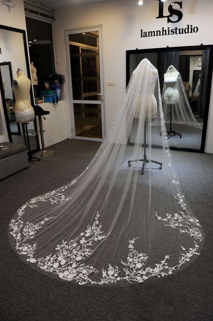 a bridal veil on display in front of a mannequin