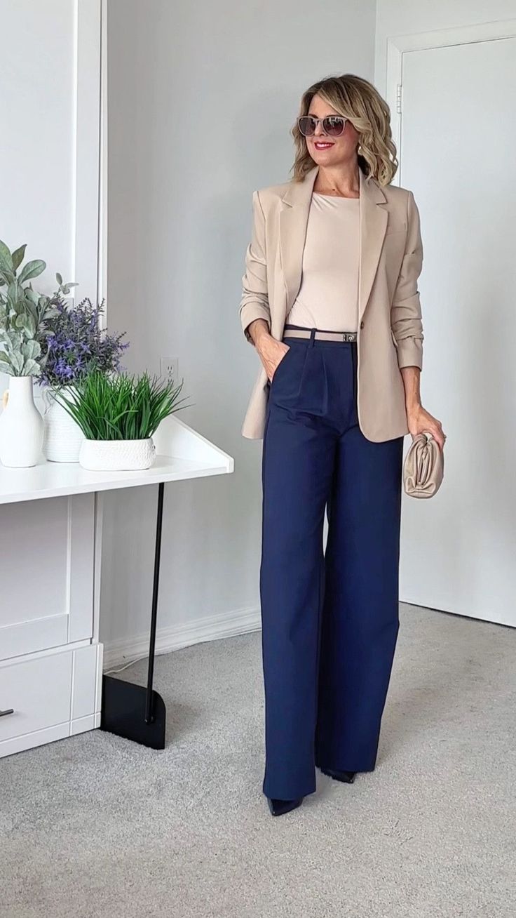 Casual Spring Work Outfits For Women 2024, Structured Outfits For Women, Business Classy Outfits For Women, Wide Leg Pants With Blazer, Classy Outfits For Women Casual, Summer Plane Outfit, Classy Work Outfits Women, Italian Woman Style, Jw Outfits