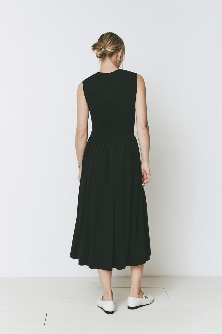 Midi length / A line / Slim waist 80% Modal 20% Lyocell Fits true to size Midi Length Dress, Slim Waist, Xl Dress, Midi Length, Designer Clothing, A Line, Midi Dress, Wardrobe, Black