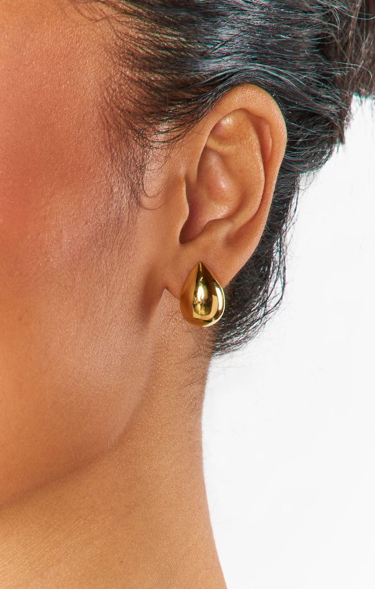 Give any outfit a lift with the elevated vibes of these mini teardrop studs! Small Gold Wedding Earrings, Gold Teardrop Earrings Wedding, Low Bun Earrings Wedding, Goold Earrings, Dini Earrings, Wedding Earrings Gold, Drop Gold Earrings, Gold Wedding Earrings, Teardrop Earrings Gold