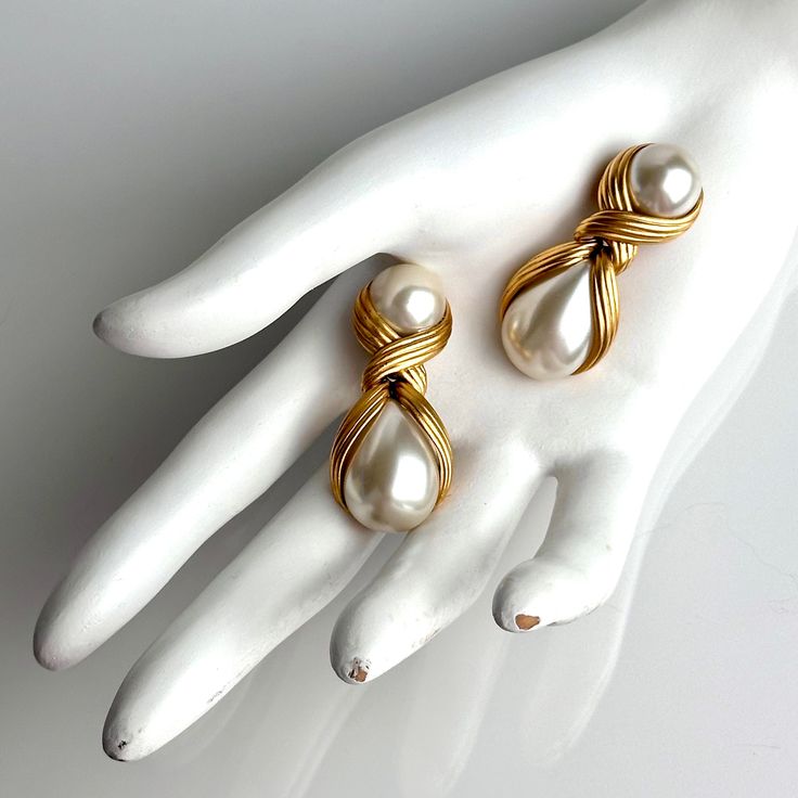 Vintage 90s Oscar De La Renta Glass Pearl Cabochon Pear Cut Dangle Drop Ribbed Brushed Gold Earrings SIGNED. Gorgeous Vintage 90s Oscar De La Renta Glass Pearl Drop Clip On Earrings. An Exquisite Design By Oscar De La Renta. These Stunning Earrings Feature Exception Brushed Gold Plated Ribbed Detail Encasing Glass Pearls; Reminiscent Of A Flower Encased In Petals. A Round Glass Pearl Cabochon Sits At The Ear While The Other Is A Larger Pear Cut Glass Pearl That Dangles. Each Pearl Is Encased In Luxury Formal Cabochon Pearl Earrings, Vintage Pearl Earrings, Accessories Closet, Vintage Statement Earrings, Ear Accessories, Vintage Earring, Drop Earrings Gold, Dior Jewelry, Gold Pearl Earrings