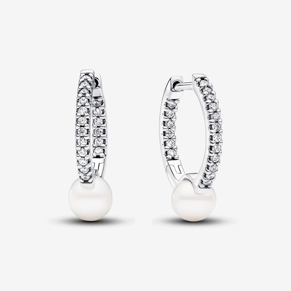 Keep it classy with our Treated Freshwater Cultured Pearl Hoop Earrings. Crafted in sterling silver, the slightly squared hoops showcase a delicate concaved section featuring a treated freshwater cultured pearl. The click closure ensures a secure fit. This pair, an everyday addition to the Pandora Timeless collection, celebrates the timeless allure of pearls and the artful interplay of materials. Please note each treated freshwater cultured pearl is unique and can vary in size and color; normal Pandora Pearl, Charms Pandora, Bracelet Pandora, Everyday Gifts, Pearl Hoop Earrings, Freshwater Cultured Pearls, Sterling Silver Earrings Studs, Pandora Jewelry, Cultured Pearls