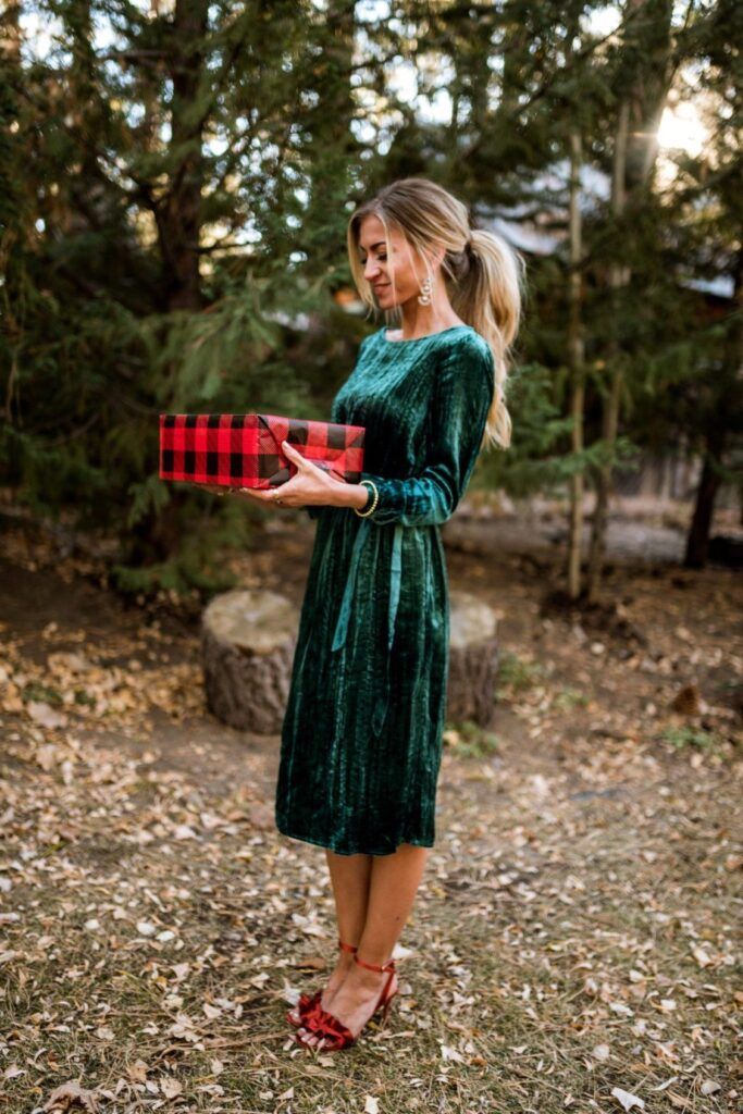 Winter Event Outfit Classy, Simple Christmas Outfits, Party Outfit Plus Size, Secret Santa Party, Christmas Outfits Dressy, Velvet Dresses Outfit, Elle Apparel, Winter Glam, Santa Party