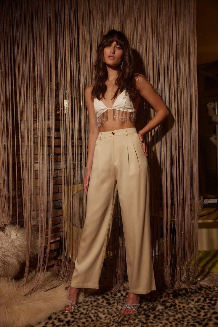 Cream Trousers Outfit, Cream Wide Leg Trousers, White Wide Leg Trousers, Cream Trousers, Trouser Outfit, Black Wide Leg Trousers, White Corset, Straw Fedora, Spring Fits