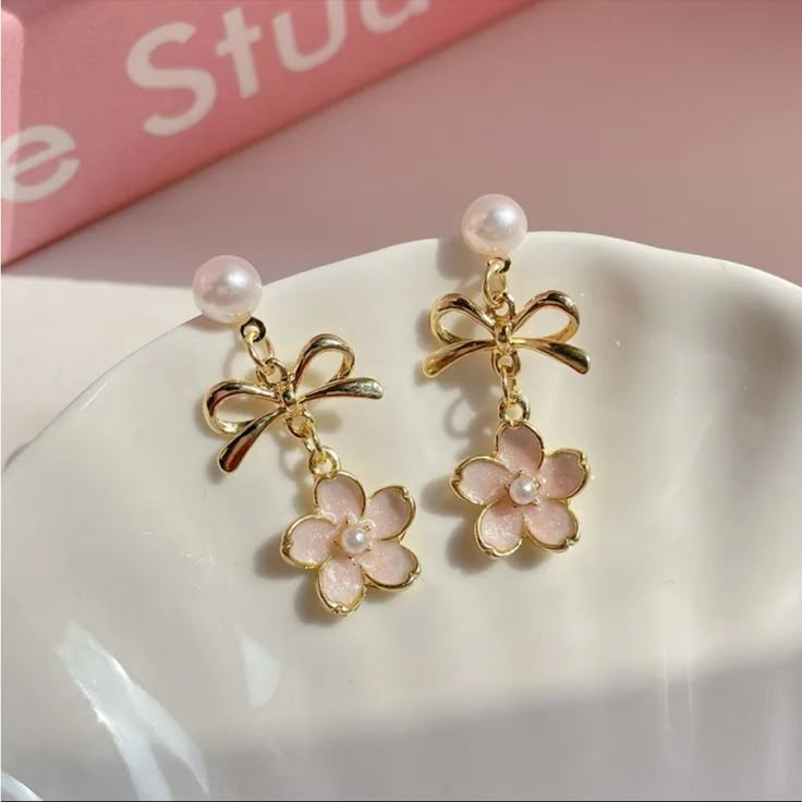 Dangling Flow Bow With Pear Earrings Pink And Gold New No Tags From Distributor Same/Next Day Shipping Style Tags: Dainty Delicate Lightweight Flower Earrings Flower Accessories Bow Bows Earrings Bow Accessories Fancy Elegant Pretty Cute Preppy Chic Unique Soft Pink Pastel Cheap Cute Flower-shaped Jewelry, Pear Earrings, Flowers Earrings, Pretty Jewelry Necklaces, Pink Accessories, Kawaii Accessories, Jewelry Accessories Ideas, Bow Accessories, Pink Jewelry