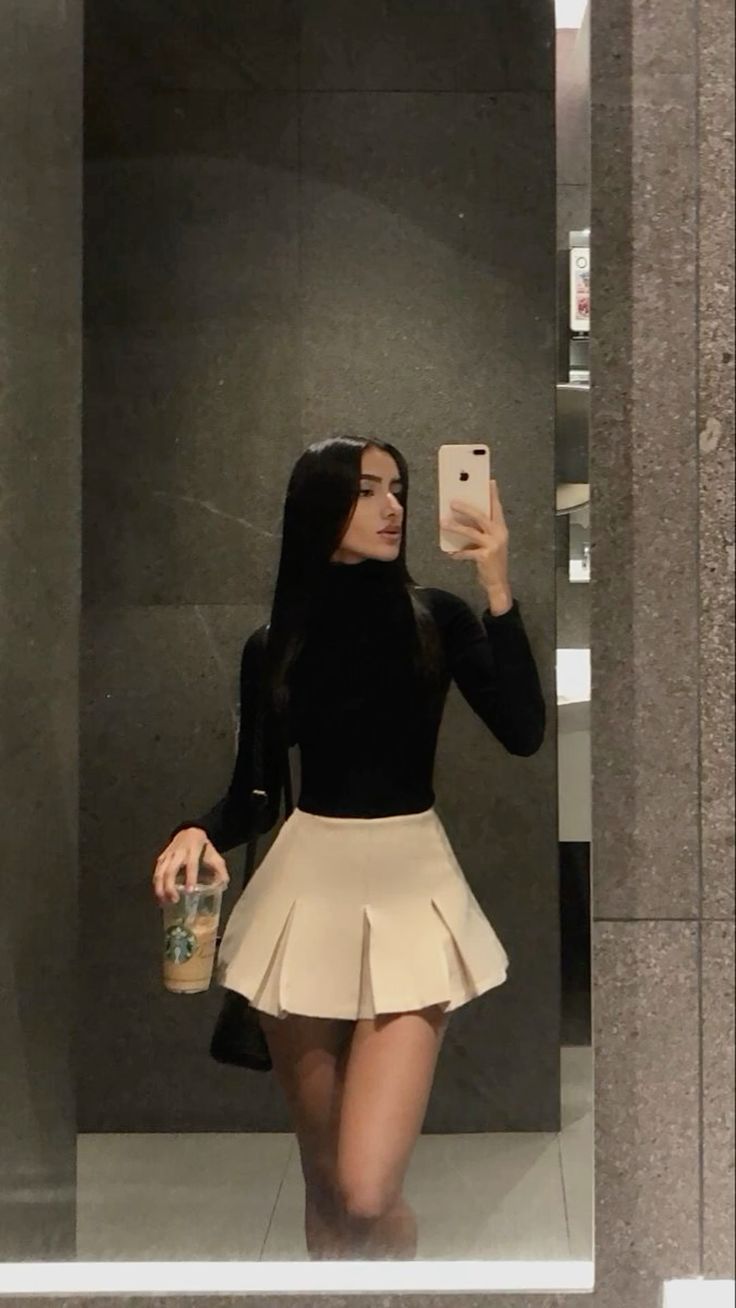 Fall Outfit Ideas Skirt, Outfit With Pink Shoes, Outfits Para Posada, Hot Outfit Ideas Party, White Skirt Outfit Aesthetic, Outfits Aesthetic Invierno, Outfits Invierno Aesthetic, Outfit Buchona, Faldas Aesthetic