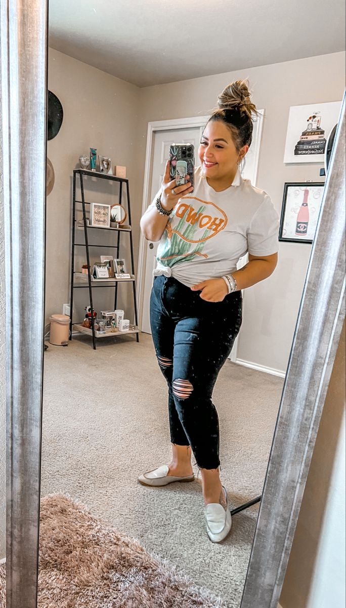 Black ripped jeans outfit Plus Size T Shirt And Jeans Outfit, Ripped Black Jeans Outfit, Plus Size Black Jeans Outfit, Black Distressed Jeans Outfit, Black Jeans Outfit Casual, Big Belly Outfits Plus Size, Mum Fits, Graphic T Shirt Outfit, Black Ripped Jeans Outfit