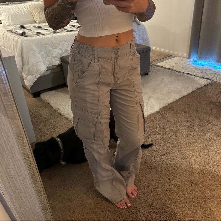 Women’s Grey H&M Cargo Pants. Never Worn. Like New. Casual Cotton Bottoms From H&m, H&m Straight Leg Bottoms With Relaxed Fit, H&m Straight Leg Relaxed Fit Bottoms, H&m Relaxed Fit Straight Leg Bottoms, H&m Casual Straight Leg Bottoms, H&m Casual Relaxed Fit Pants, Casual H&m Pants, H&m Relaxed Fit Bottoms With Pockets, H&m High Rise Fitted Bottoms