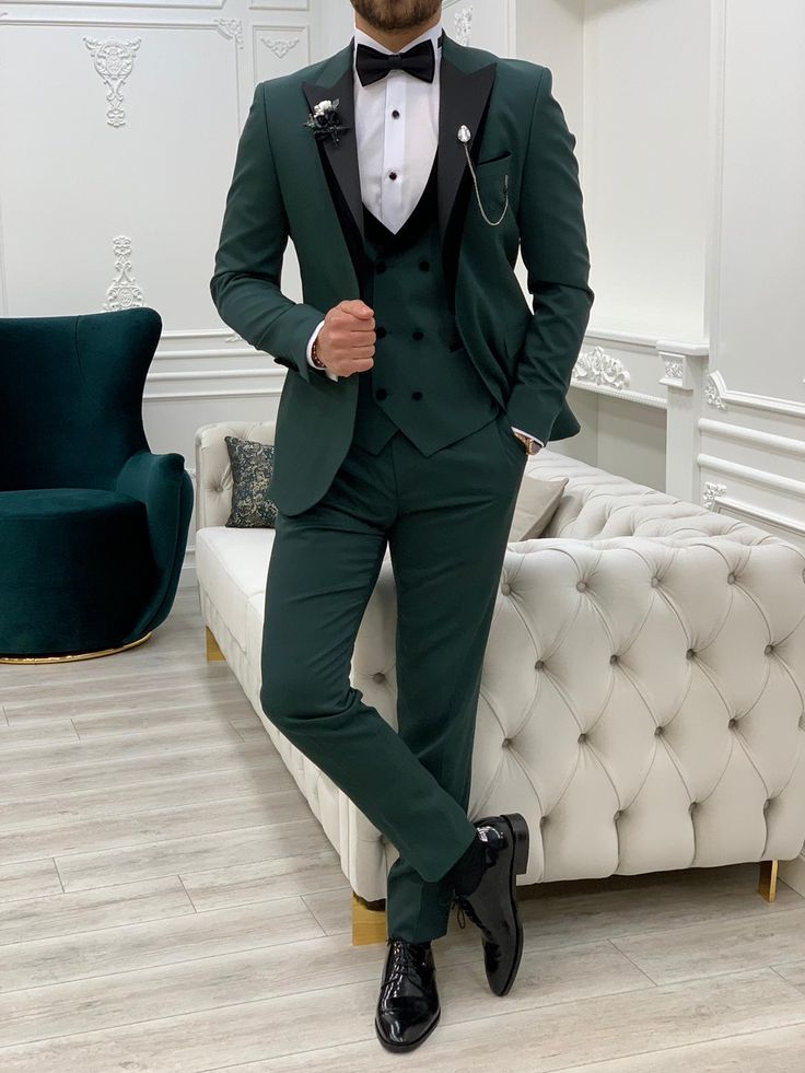 Green Suit Men, Peak Lapel Tuxedo, 3 Piece Suit Wedding, Beach Wedding Suits, Costume Vert, Green Wedding Suit, Men Suits Wedding, Tuxedo Colors, Green Tuxedo