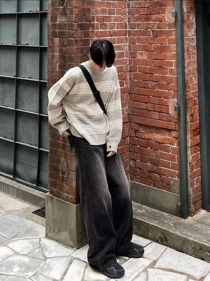 Black Baggy Jeans Outfit 90s, Outfits With Black Baggy Jeans, Baggy Jeans Black Outfit, How To Style A Cardigan Sweater, Baggy Black Jeans Outfit Winter, Black Baggy Jeans Outfit Men, Baggy Jeans Winter Outfit, Baggy Black Jeans Outfit, Baggy Jeans Outfit Ideas