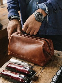 Leather Travel Accessories, Leather Business Bag, Stylish Leather Bags, Leather Accessories Handmade, Mens Bags Fashion, Accessories Photography, Diy Leather Bag, Leather Toiletry Bag, Leather Ideas