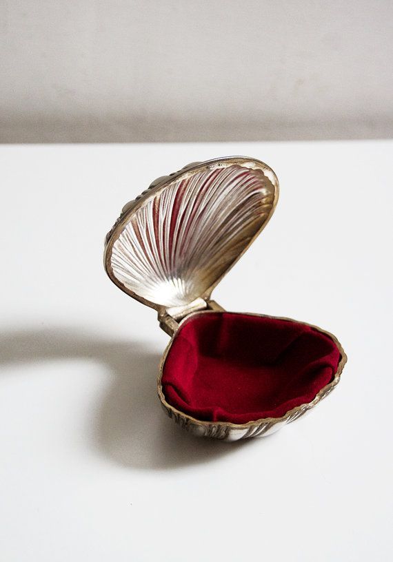 Vintage Shell trinket box Clam ring box Seashell ring box Metal ring box Vintage ring box Shell ring box Seashell box Shell Jewelry box Vintage Ring Box, Trendy Jewerly, Kunst Inspiration, Shell Ring, Vintage Jewelry Box, Wedding Ring Box, Wedding Rings Vintage, Shell Jewelry, Jewelry Inspo