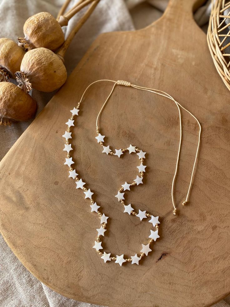 Star Mother of Pearl necklace.It can be adjusted thanks to the macrame I knitted at the end.Have fun shopping This star-shaped mother of pearl necklace is a stunning statement piece, perfect for adding a touch of elegance to your fall wardrobe. With delicate gold seed beads and macrame detailing, this dainty necklace is a blend of boho and trendy styles. Ideal for Halloween fashion or spooky-themed outfits, it's a versatile accessory that shines in any setting. The natural beauty of the mother o Halloween Mode, Gifts Forbest Friend, Pearl Necklace Gold, Fall Bead, Horror Gifts, Pearl Statement Necklace, Pearl Gifts, Halloween Necklace, Gold Bead Necklace