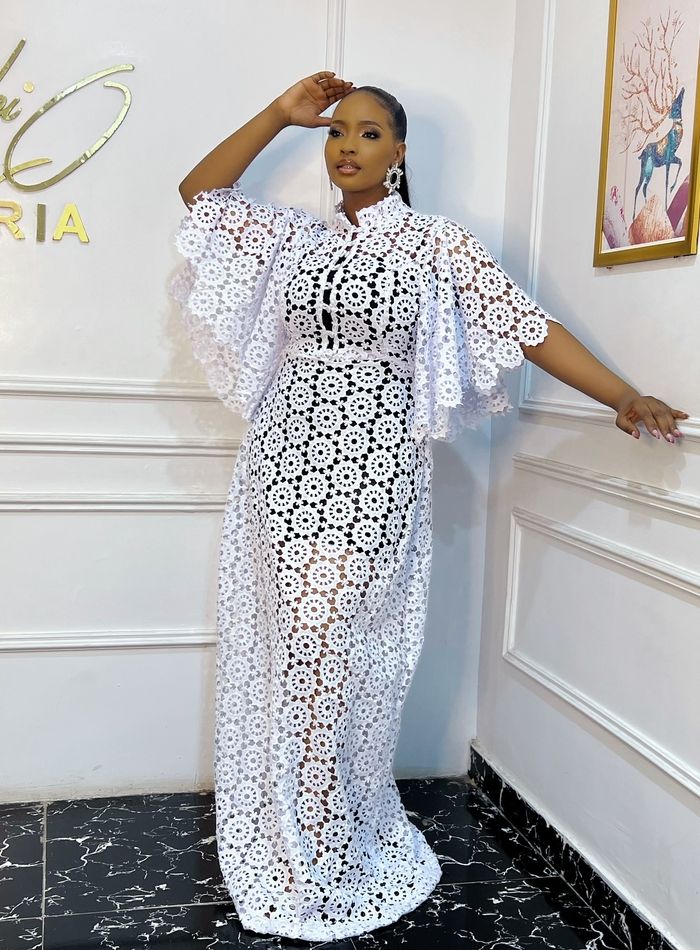 White Guipure Lace Dress, Wrapping Gown Lace Styles, Lace Hand Styles, Lace Gown Style For Women, Big Madam Lace Gown, Style For White Lace Gown, African White Lace Dress, White Nigerian Lace Styles, Lace Gowns For Women