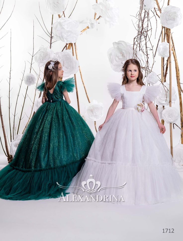 #firstcommunion #flowergirldress #communiondress #firstcommuniondress #whitedress #dressforprincess #weddingdress #whitedress #tulldress #partydress #childrendress #dressforprincess #princessdress #daminha #candydress #gypsydress Shining Dress, Adult Dress, Satin Flower Girl Dress, Wings Dress, Ivory Flower Girl Dresses, First Communion Dress, Girls White Dress, Purple Bridesmaid Dresses, Flower Girl Tutu