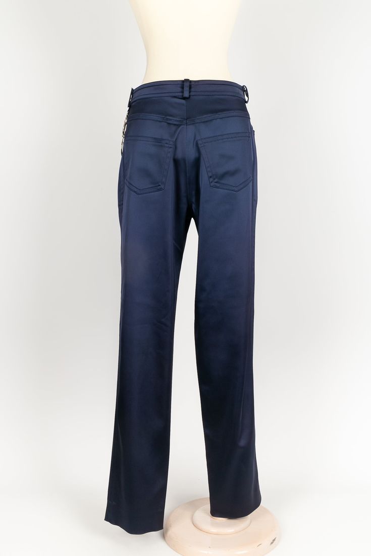 DIOR -(Made in France) Pantalon en satin bleu. Aucune étiquette de taille ou de composition, il convient à un 38FR. Condition : Très bon état Dimensions : Taille : 36 cm - hanches : 44 cm - Longueur : 107 cm Delivery 5-8 or 10-15 working days Please note that during high season and Sale period, delivery times may be affected We accept payment with a Credit card, Debit card, or PayPal. Luxury Blue Bottoms With Five Pockets, Luxury Satin Straight Pants, Evening Satin Straight Leg Bottoms, Luxury Satin Pants For Workwear, Luxury Satin Pants For Work, Silk Trousers With Belt Loops, Luxury Satin Trousers, Fitted Silk Straight Leg Bottoms, Elegant Straight Leg Bottoms With Five Pockets