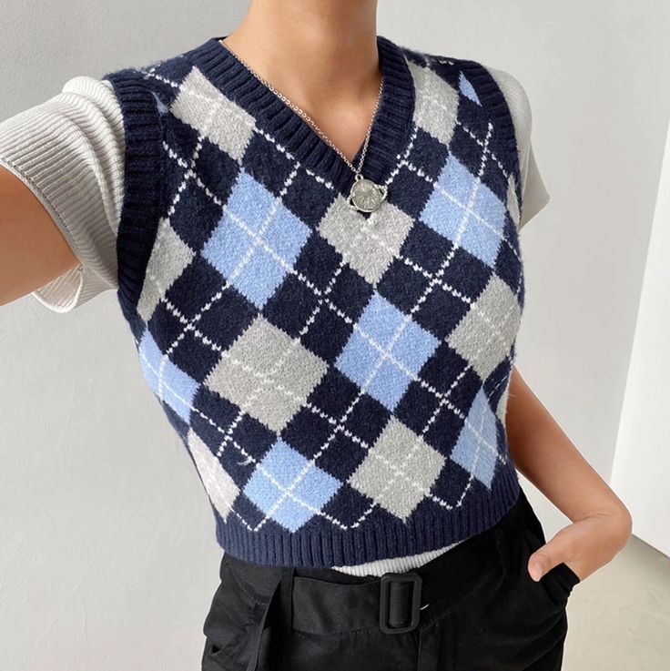 Preppy Mode, Argyle Vest, Autumn Outwear, Argyle Sweater Vest, Vest Outfit, Cropped Pullover, Plaid Sweater, School Season, Estilo Preppy