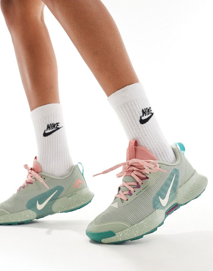 Skor från Nike Running Sätt högsta fart direkt Låg design Hälflik för enkel påtagning Stängs med snörning Vadderad plös och häl Klassiskt Nike-logga Mellansula i skum ger lätt dämpning Nike Trail ATC-yttersula är lämplig vid våta eller torra väderförhållanden Sula med textur ger extra grepp på varierande underlag Nike Air Max Jordan, Flip Flop Boots, Leopard Print Baby, 3 Women, Running Trainers, Leggings Sale, Nike Womens, White Trainers, Sweaters And Leggings