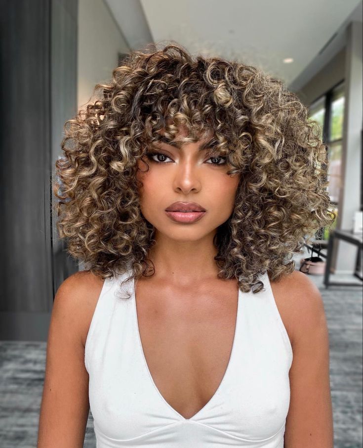 High Light Curly Hair, Curly Hair With Bangs Highlights, Hi Lights On Curly Hair, Curly Hair Bangs Highlights, Curly Bangs Highlights, Hair Color For Curly Hair Natural Curls Highlights, Honey Blonde Highlights Curly Hair Black Women, Curly Hair With Highlights And Bangs, Balayage On Short Curly Hair