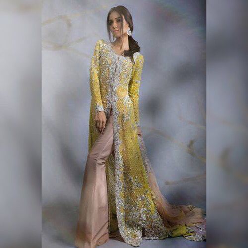 Shree Designer Saree on Instagram: “Have You Got Your Eid Outfit Yet ?? 💕 The Perfect Collection For This Eid Is Here | Handmade Pakistani Style Outfits Just For You…” Mendhi Outfit, Lehenga Latest, Bridal Lehenga Wedding, Shadi Dresses, Pakistani Formal Dresses, Asian Bridal Dresses, Pakistani Couture, Designer Bridal Lehenga, Pakistani Wedding Outfits