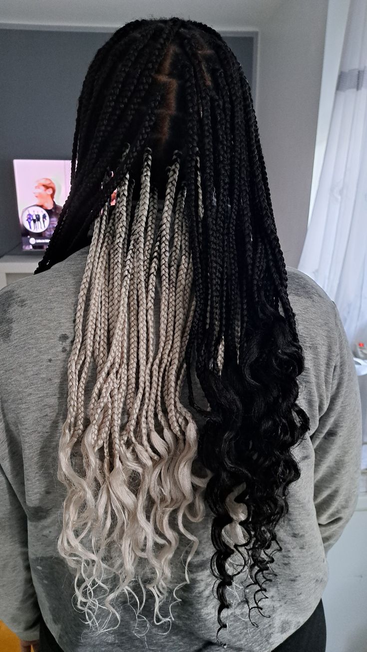 Knotless Box Braids Peekaboo, Blonde And Black Hair Braids, Skunk Box Braids, White Peekaboo Braids, Black Braids With Blonde Highlights, Black And White Box Braids, Different Color Braids, Skunk Braids, Peek A Boo Braids