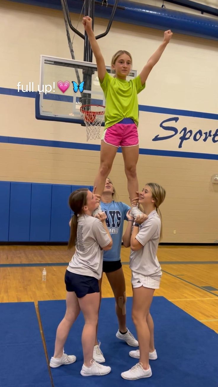 Stunts Cheer, Easy Cheer Stunts, Cheerleading Tips, Cheer Jumps, Cool Cheer Stunts, Cheer Dance Routines, Cheer Hacks, Sideline Cheer, Youth Cheer