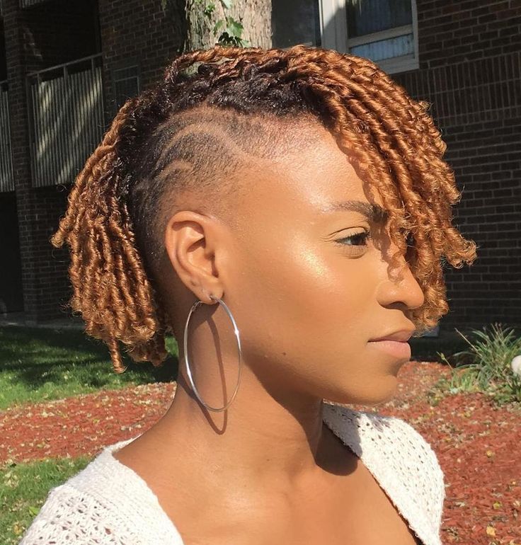 Caramel Curly Twist Bob with Undershave Natural Golden Blonde, Combover Hairstyles, Short Natural Curls, Short Textured Hair, Shaved Design, Braids With Shaved Sides, Natural Afro, Shaved Side Hairstyles, Tapered Natural Hair