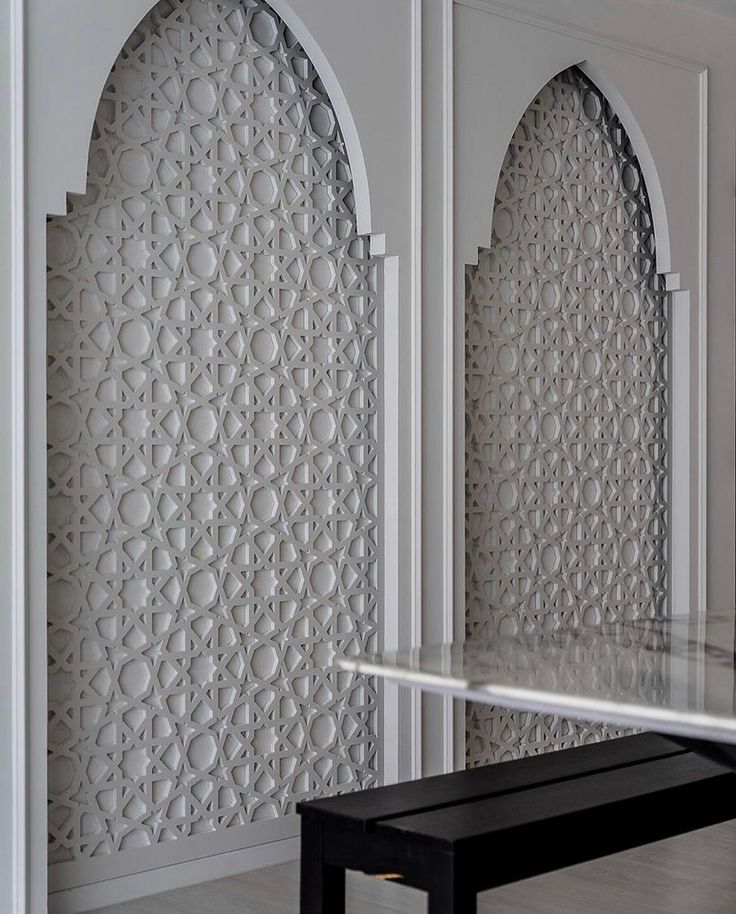 an intricately designed wall in the middle of a room