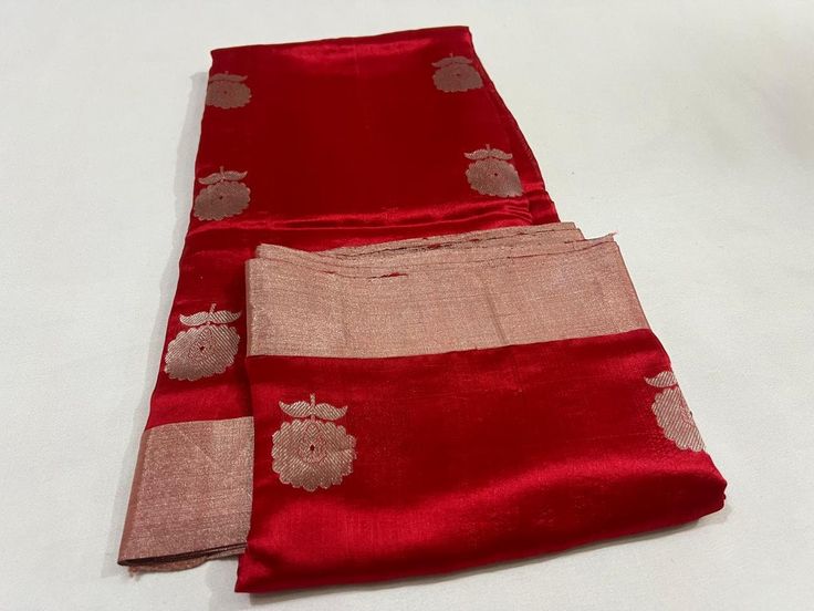 It's a beautiful Original chanderi handloom pure pattu soft silk saree . All over minakari teeli work jaal handmade nakshi border including running plane blouse. Saree length: 6.40m, width: 46in  [ saree 5.50m, blouse 90cm ] Dry clean only . Please note - color may be vary a little due to sunlight and photography . Please message us after purchasing in case you want fall and Pico done it not . No extra charges for fall and Pico but inform us . Blouse stitching is also available . Festive Tissue Silk Saree With Silk Mark, Traditional Art Silk Saree For Gift, Diwali Gift Saree, Designer Semi-stitched Tissue Silk Saree, Banarasi Silk Saree With Zari Weaving As Gift, Festive Katan Silk Dupatta With Silk Mark Certification, Zari-weaved Saree Traditional Wear For Gift, Banarasi Silk Dupatta With Pallu As A Gift, Banarasi Silk Saree With Cutdana As A Gift