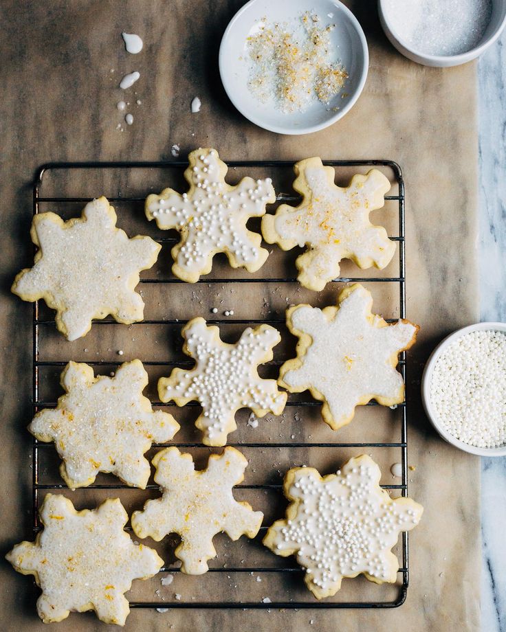 some cookies are cooling on a rack