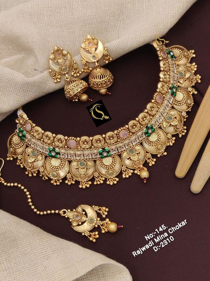 Description :- Beautiful Stylish choker/long matte golden necklace set/south indian wedding necklace with earrings/Traditional Temple Jewellery WEDDING Necklace Set, Wedding Necklace Set, Gold Plated Indian Jewelry Set, Necklace Earring Set, Party Wear Set, Indian Necklace Set Gift yourself a royal look with this perfectly crafted kundan necklace set from Manalisstudio. Crafted with high quality kundan stones and pearls, it is impressive in design. The green enamel artwork adds perfect texture t Luxury Bridal Necklace For Puja With Intricate Design, Heavy Chandbali Kundan Necklace For Marriage, Kundan Meenakari Necklace For Marriage, Gold Jewellery Set Design, Gold Necklace Set Bridal, Indian Wedding Necklace, Heavy Jewellery, Indian Gold Necklace Designs, Simple Necklace Designs