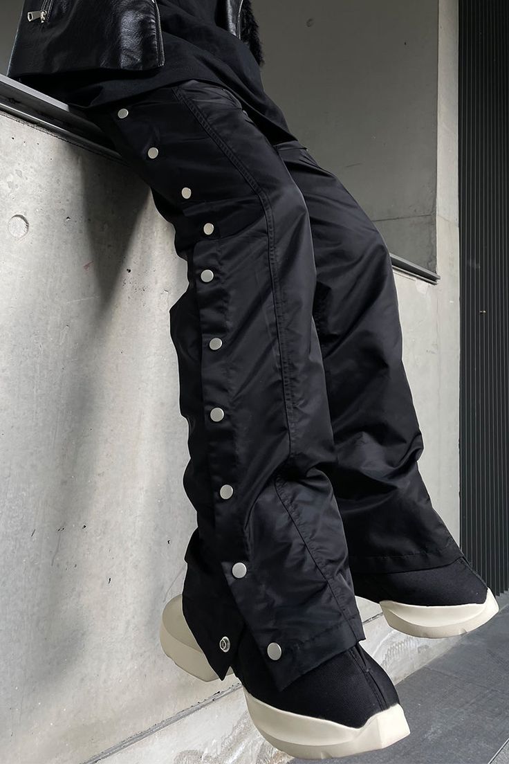 Product Details: Waist type: mid-waist Color: Black Clothing type: straight tube type Pant length: Trousers Style: Cargo pants Size information: Size: 46, 48, 50 （Unit: cm） Size Waist Pants length Hips XS 74/95 113 103 S 78/99 115 107 M 82/103 117 111 Prevention: 1. Asian sizes are 1 or 2 sizes smaller than Europeans and Americans. If your size is between the two sizes, choose the larger size. Due to manual measurement, please allow a difference of 2-3cm. 2. If you do not know how to choose the Fall Streetwear Bottoms With Buttons, Straight Leg Bottoms With Button Zip Fly For Streetwear, Fitted Streetwear Bottoms With Button Zip Fly, Casual Black Bottoms With Button Zip Fly, Casual Bottoms With Buttons For Streetwear, Trendy Streetwear Pants With Button Closure, Relaxed Fit Bottoms With Button Closure For Streetwear, Winter Streetwear Bottoms With Straight Leg, Winter Streetwear Straight Leg Bottoms