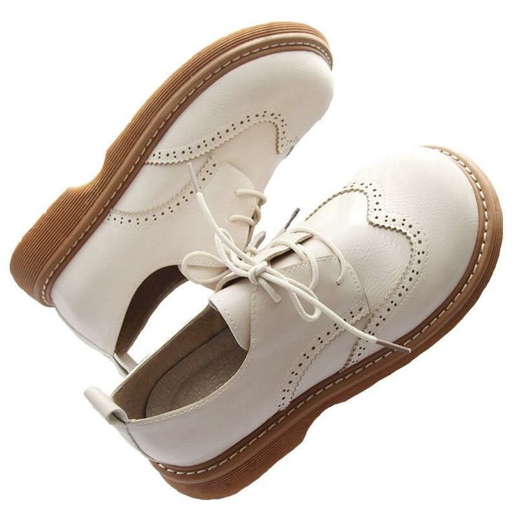 Classic Summer Oxfords With Round Toe, Classic Closed Toe Lace-up Shoes For Spring, Beige Round Toe Oxfords For Spring, Casual White Oxfords With Round Toe, Beige Flat Oxfords For Spring, White Casual Oxfords With Round Toe, White Round Toe Flats For Fall, White Round Toe Oxfords For Spring, Spring Oxfords With Laces And Round Toe