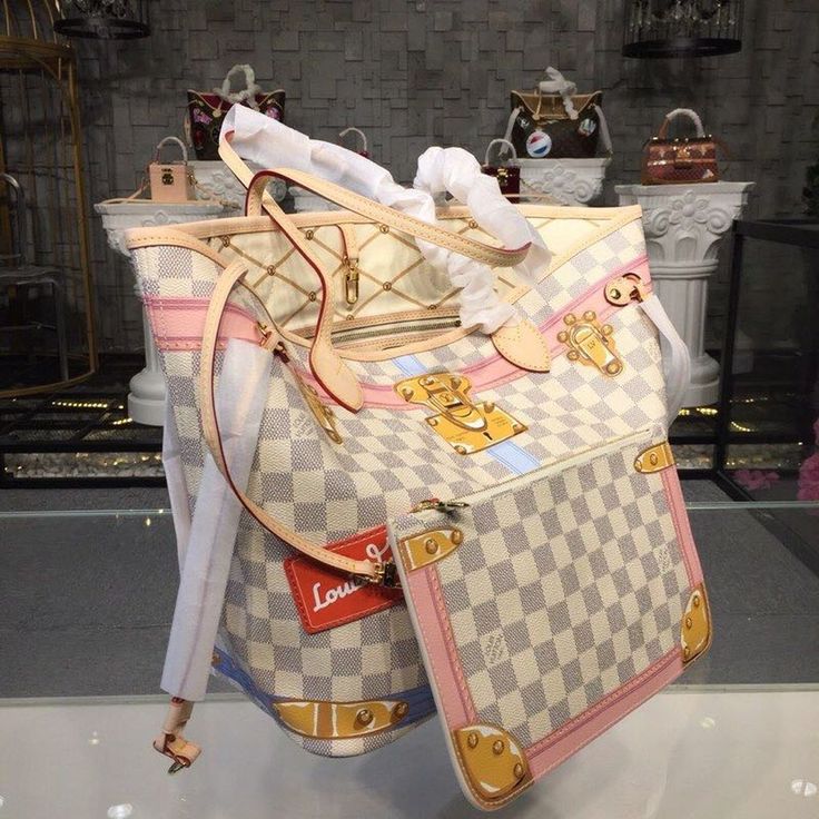 Description L.V Neverfull MM Tote Bag Trompe L’oeil Print Damier Azur Canvas For Women, Shoulder Bags 12.6in/32cm LV N41065 Rep 1:1 From the Spring-Summer 2018 collection The L.V Limited Edition Monogram Canvas Trompe L’oeil Screen Bag Neverfull MM Bag has fashion and functionality all rolled into one. Its roomy capacity, versatility and durability makes it perfect for taking to the office or going shopping. This new model Neverfull comes with a detachable matching pouch. This particular bag fea Vintage Louis Vuitton Luggage, Neverfull Louis Vuitton, Lv Luggage, Lv Neverfull Mm, Louis Vuitton Luggage, Lv Neverfull, Louis Vuitton Limited Edition, Going Shopping, Louis Vuitton Neverfull Mm