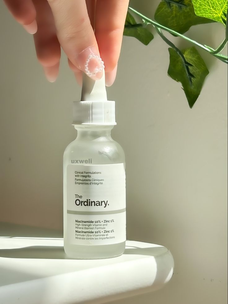 Niancinamide the ordinary skincare product The Ordinary Aesthetic, Ordinary Aesthetic, Best Face Serum, The Ordinary Hyaluronic Acid, Face Pores, Aesthetic Skincare, Reduce Pores, Video Tiktok, Skincare Product