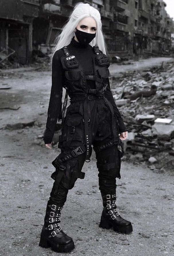 Black knee boots, #tacticalpants, sweatshirt, vest and mask | #techwear #darkstyle #allblackoutfit #cyberpunk Techwear Girl Outfit, Techwear Girl, Techwear Women, Techwear Outfits, Techwear Fashion, Black Clothes, Cyberpunk Fashion, Flashing Lights, Tomboy Style Outfits