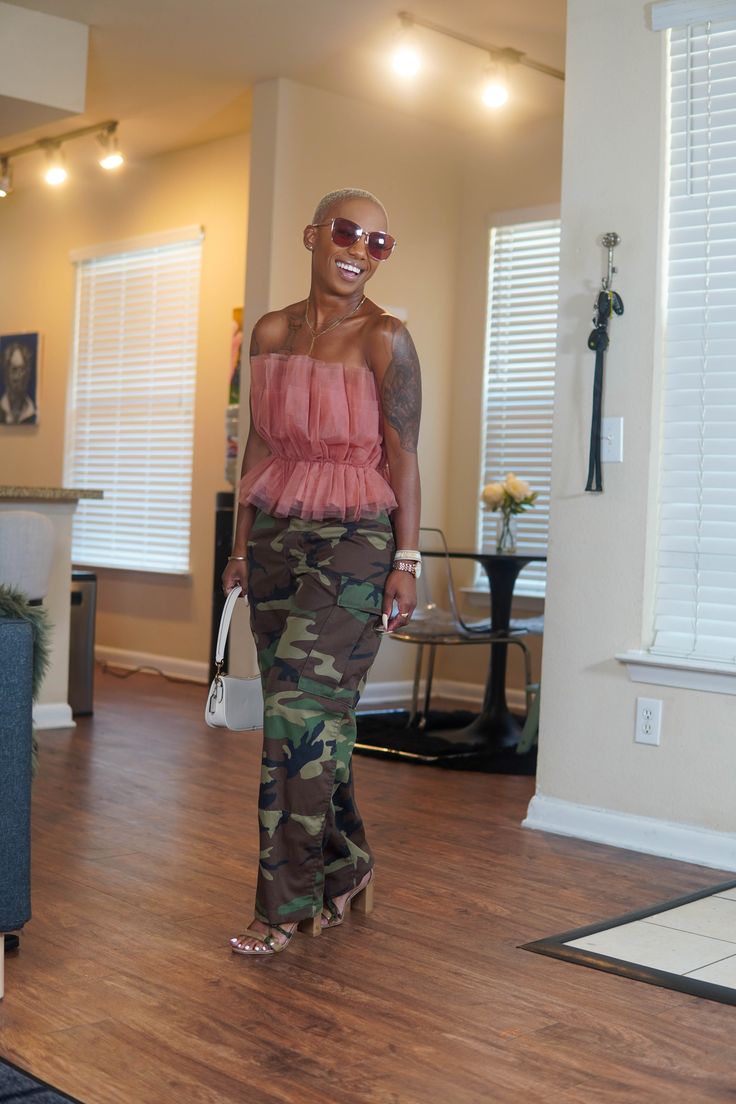 Camoflauge Cargo Outfit, Fall Camo Pants Outfit, Camo Jacket Outfits For Women, Camo Outfit Ideas, Curvy Spring Outfits, Army Pants Outfit, Worship Outfits, Camo Jacket Outfit, Kurt Geiger Bag