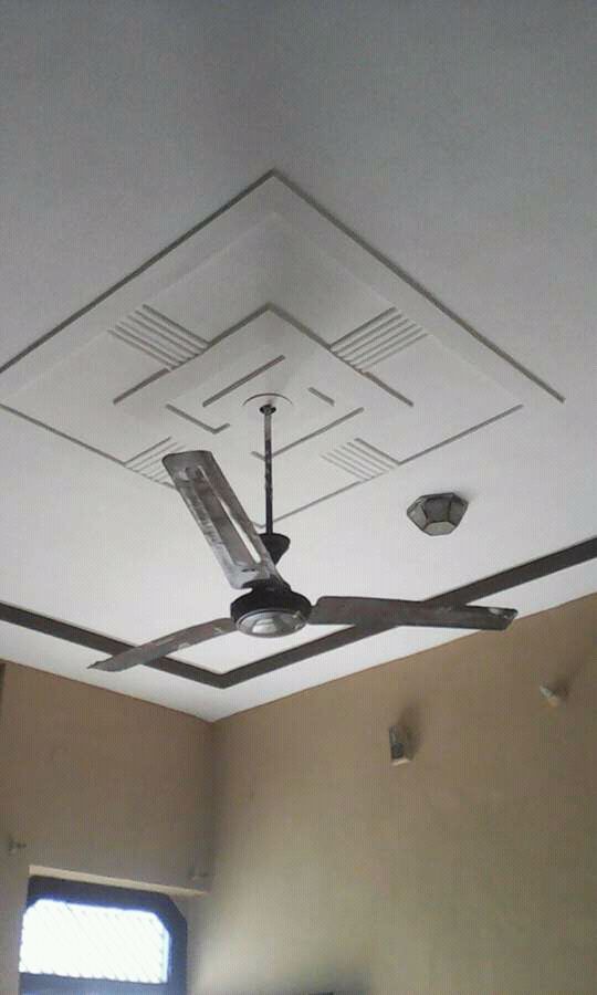 a ceiling fan is hanging from the ceiling in an empty room