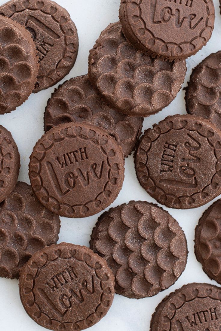 chocolate cookies with the words love written on them are arranged in a circle and placed next to each other