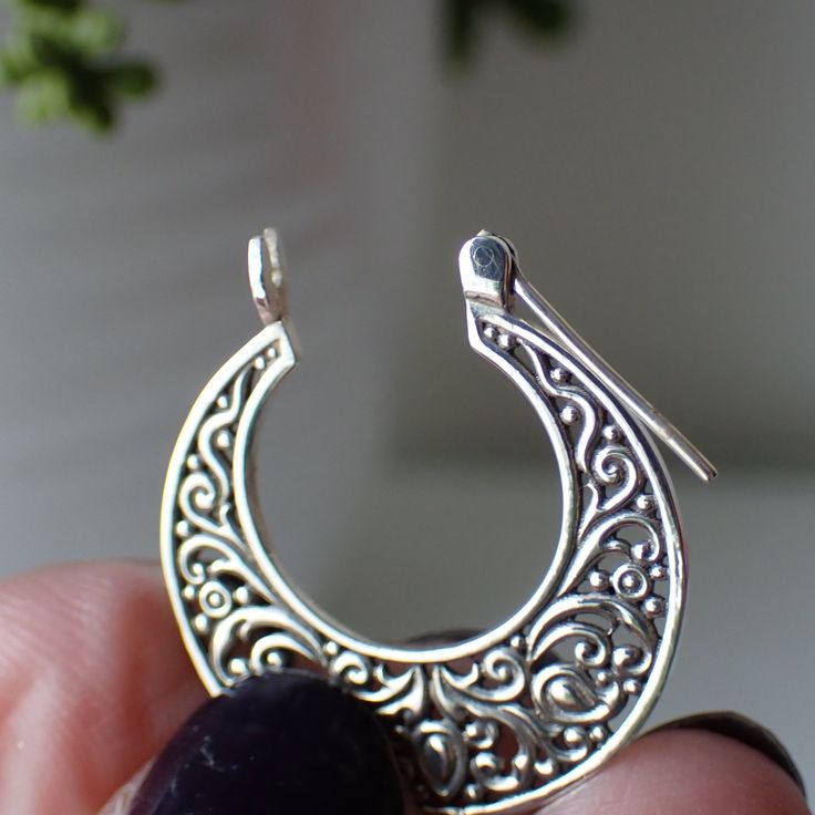 This is a beautiful pair of sterling silver filigree flat hoop earrings. They measure 1 inch in diameter. Small Filigree Hoop Earrings, Small Hoop Sterling Silver Pierced Earrings, Sterling Silver Small Hoop Pierced Earrings, Pierced Open Circle Jewelry Gift, Sterling Silver Pierced Round Pendant Jewelry, Small Hoop Filigree Earrings As Gift, Small Hoop Filigree Jewelry Gift, Small Filigree Hoop Earrings As Gift, Small Hoop Earrings With Intricate Design As Gift