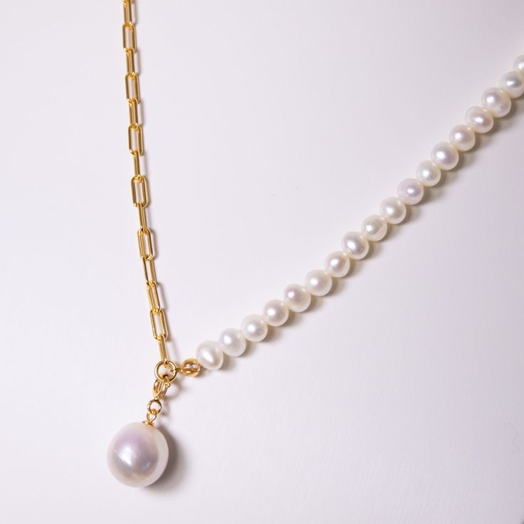 Half square gold chain linked with half white round pearl necklace designed to present a mixed style of rock and feminine feeling. The big round pearl pendant is also eye-catching. It's a go-to piece for a casual everyday look. Pearl Type: Freshwater Pearls Pearl Quality: [Shape]: Round Pearl [Pearl Size]: 12-14mm [Blemish]: Minimal [Luster]: High Necklace Length: 40+5cm Chain Material: 18k Gold-Filled Sterling Silver Note: Every pearl is unique. Items may slightly vary from the pictures. Pearl Necklace Designs, Pearl Types, Pearl Size, Unique Items, Polish Jewelry, Casual Everyday, Natural Pearls, Necklace Length, Pearl Pendant