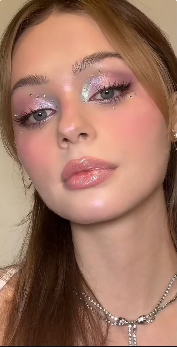 Face Glitter Makeup Looks, April Makeup Ideas, Iridescent Make Up Looks, Pink Shimmer Eyeshadow Looks, Pink Party Makeup Glitter, Glittery Pink Eyeshadow, Pink Concert Makeup Ideas, Pink Silver Makeup Looks, Disco Aesthetic Makeup