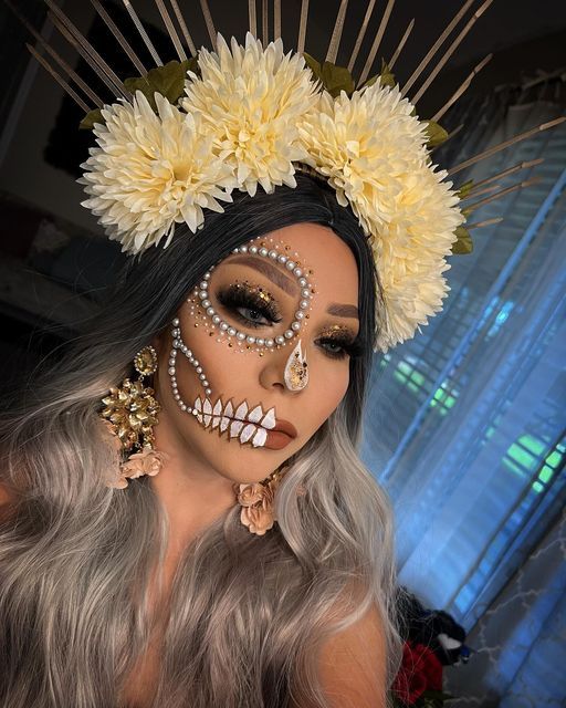 La Catrina Costume Dresses, Half Face Catrina Makeup, Catrina Makeup Ideas, Easy Catrina Makeup, Catrina Makeup Mexicana, Morticia Addams Makeup, Makeup Dia, Catrina Costume, Catrina Makeup