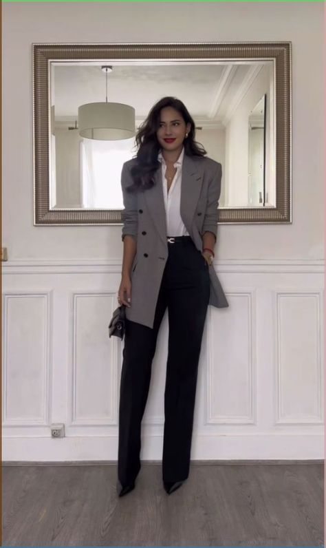 Outfit Formal Mujer, Old Money Fashion, Interview Outfits Women, Money Fashion, Look Office, Lawyer Outfit, Business Attire Women, Corporate Attire, Professional Outfits Women