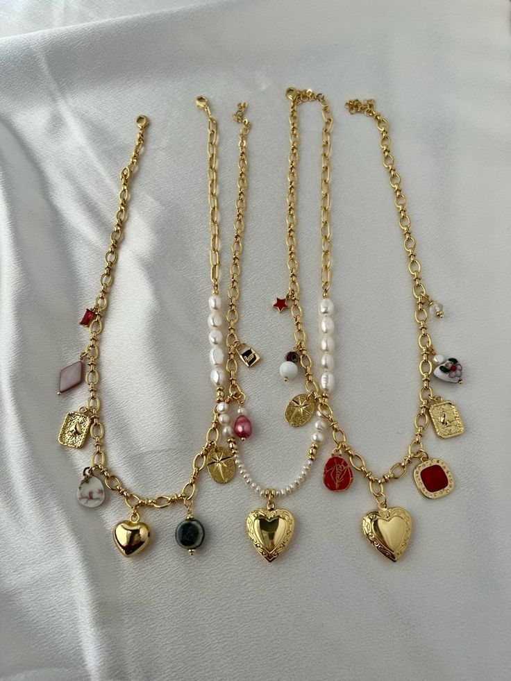 Different Necklace Chain Styles, Cute Vintage Necklace, Vintage Jewelry Outfit, Statement Charm Necklace, Charm Necklace Chain, Charm Necklace Inspiration, Charm Necklace Vintage, Make Your Own Charm Necklace, Charm Necklace Ideas Diy Jewelry