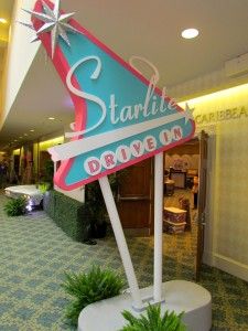 there is a sign that says starlite drive - on in front of the entrance