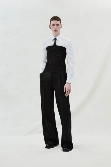 K Pop Men Fashion, Asymmetrical Suit Men, Alexander Mcqueen Men Outfit, Officiant Outfit, Alexander Mcqueen 2023, Mcqueen Menswear, Business Fits, Fall 2023 Menswear, Mens Runway Fashion