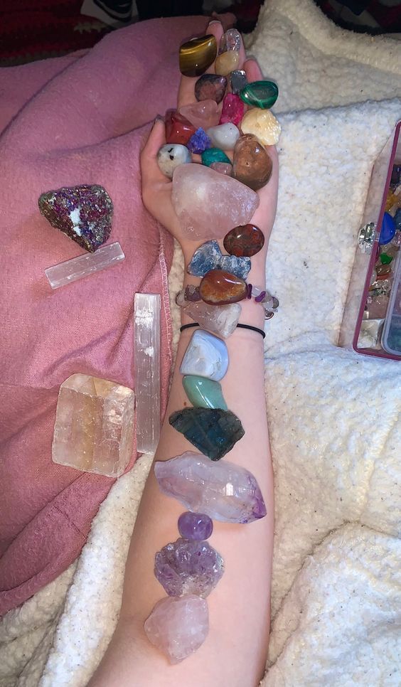 Pisces Core, Crystal Room Decor, Body Scan, Crystal Room, Hippie Lifestyle, Crystal Vibes, Hippie Aesthetic, Crystal Aesthetic, Sleep On The Floor