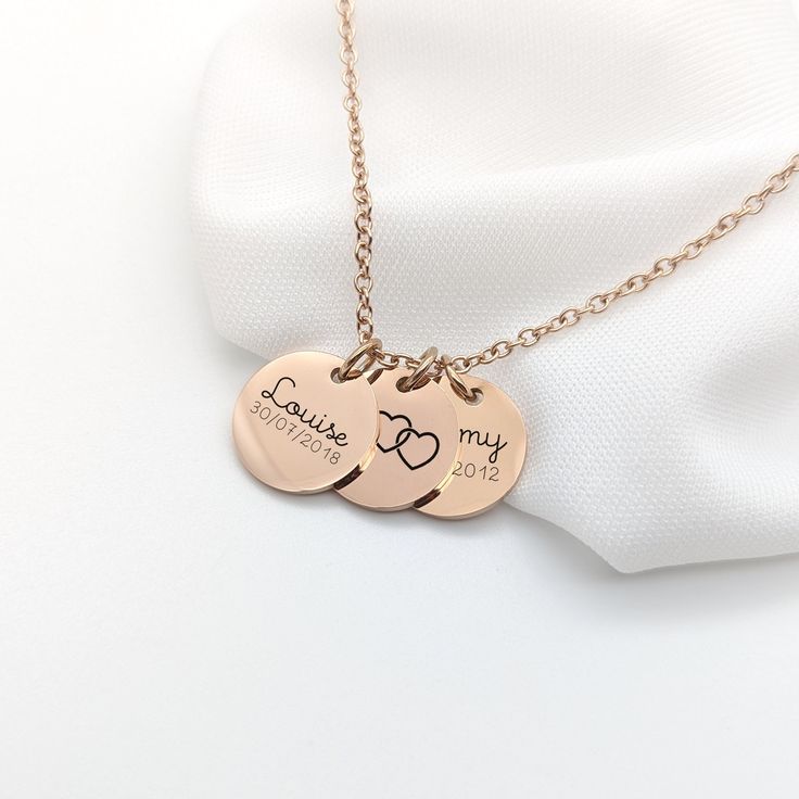 - Stainless steel jewelry - 15 mm medal(s) available in three colors: silver, gold, rose gold - to personalize. - Chain 45 cm long and available in three colors: gold, silver and rose gold. - Free gift bag (gift box available at an additional cost) How do I personalize my necklace? 1. Choose the color option for your jewelry in the first drop-down menu. 2. Choose the number of medals and face(s) to engrave in the second drop-down menu. 3. Write in the space named "Add your personalization" - the word(s) to be engraved on the medal(s) - the font number Example: If choice 1 medals / 2-sided engraving Medal 1: Front: I love you Back: 21.11.2015 Font #5. Possibility of adding one or more pictogram(s) to your engraving - example: heart, star, little feet... Please add the information - 4. Add t Engraved Rose Gold Name Necklace For Mom, Engraved Rose Gold Name Necklace As Gift For Mom, Personalized Rose Gold Necklace For Anniversary, Customizable Rose Gold Charm Necklace For Anniversary, Personalized Rose Gold Jewelry With Engraving Option, Customizable Rose Gold Necklaces For Anniversary Gift, Customizable Rose Gold Necklaces For Anniversary, Personalized Rose Gold Name Necklace For Anniversary, Customized Rose Gold Jewelry For Mom